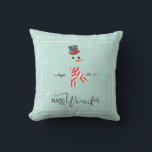 Magic and Wonder Christmas Snowman Mint ID440 Kissen<br><div class="desc">Ein schönes, minimalistisches Kissendesign mit einem in Weiß gerahmten Schneemann auf einem minzgrünen Hintergrund, verstreut mit Schneeflocken und Sternen. Elegante Typografie von 'Magic and Wonder' rundet das Design ab. Fügen Sie Ihren Namen zu personalisieren, wenn gewünscht. Suchen Sie ID440, um weitere koordinierende Produkte und zusätzliche Farboptionen für dieses Design zu...</div>