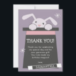 Magic Show Bunny Birthday Dankeskarte<br><div class="desc">Eine niedliche Dankkarte für Ihr Kind, die es nach der Geburtstagsfeier und den Geschenken an Freunde und Familien schicken kann. Das Thema der Karte ist "Zaubershow", bei der ein weißes Kaninchen ihren Kopf aus einem schwarzen Top-Hut schüttelt. Die bearbeitbaren Texte sind im schwarzen Hut. Ideal zum Geburtstag von Kleinkindern oder...</div>