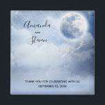 Magical Blue Sky mit flying Swans Wedding Magnet<br><div class="desc">Ein Hochzeitsmagnet mit einem magischen Fantasiehimmel mit flauschigen blauen Wolken und einem großen schönen Mond. 2 weiße Schwäne fliegen zusammen ab.</div>