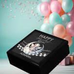 Magical Fairy First Girl Happy Birthday Erinnerungskiste<br><div class="desc">Magical Fairy First Girl Happy Geburtstag Geschenkboxen - Bezauberndes Design mit Fairy Lights, Moon und Pixie Dust. Ideal für 1. Geburtstagsfeiern. Tauchen Sie ein in die bezaubernde Welt der Feen mit unserer "Magical Fairy First Girl Happy Birthday Geschenkboxen". Diese Geschenkboxen wurde entworfen, um der ersten Geburtstagsfeier Ihres kleinen Mädchens eine...</div>