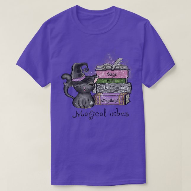 Magical Vibes Black Cat in Hexenhut Magic Books H T-Shirt (Design vorne)