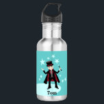 Magician Kid Birthday Party Trinkflasche<br><div class="desc">Dieses Produkt ist für Kinder, die Magie und Zauberer Liebe. Es zeigt einen niedlichen kleinen Zauberknabe darstellende Zaubertricks mit einem Zauberhut, Zauberstab und Kaninchen. Dieses Produkt ist ideal für eine Geburtstagsfeier zum Thema Magier oder für Kinder, die Zaubertricks Liebe. Sehr einfach mit Ihren eigenen Worten, Schriftart oder Schriftart-Farbe anpassen. Es...</div>