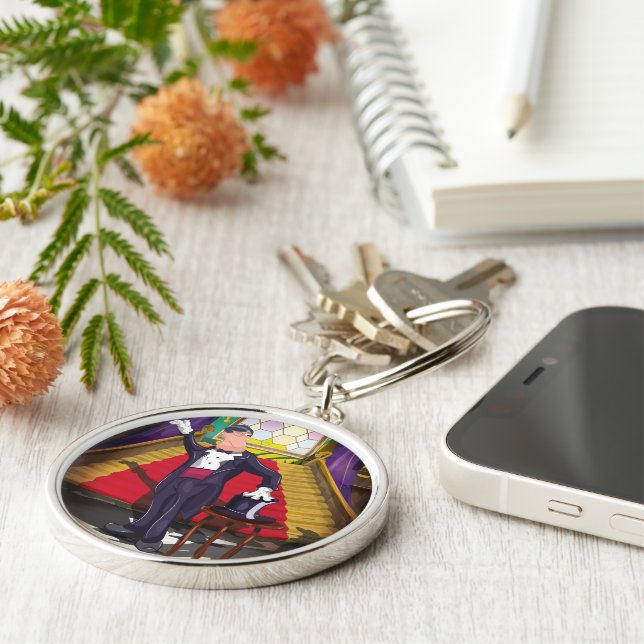 Magier darstellender Zaubertrick auf der Bühne Schlüsselanhänger (Seite)