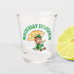 Magisch köstlicher Kobold unter einem Pilz Schnapsglas