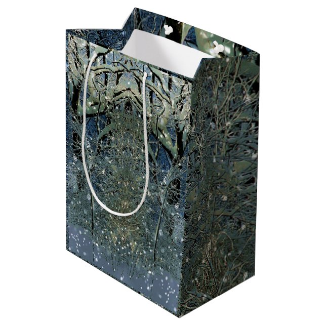 Magische Glittering Winter Wonderland Snowwald Mittlere Geschenktüte (Rückseite Schrägansicht)