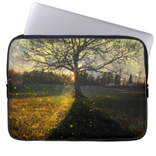 Magische Glühwürmchen, traumhafte Landschaft Laptopschutzhülle