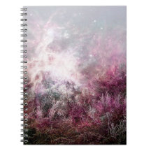 Magische lila Elf-Staub-Nebelfleck-Wildnis