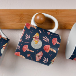 Magische Motte und Pilzmuster. Waldnacht Kaffeetasse