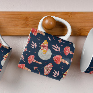 Magische Motte und Pilzmuster. Waldnacht Kaffeetasse