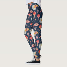 Magische Motte und Pilzmuster. Waldnacht Leggings