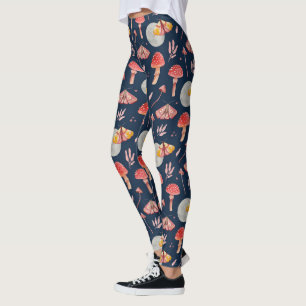 Magische Motte und Pilzmuster. Waldnacht Leggings