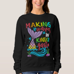 Magische Wave in Kindergarten Meerjungfrau zuerst  Sweatshirt