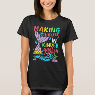 Magische Wave in Kindergarten Meerjungfrau zuerst  T-Shirt