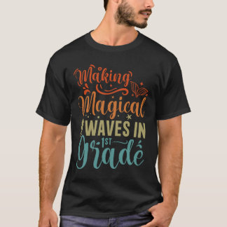 Magische Wellen in der 1. Klasse der Meerjungfrau T-Shirt