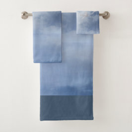 Magischer blauer Himmel mit flatternden Schwänen Badhandtuch Set