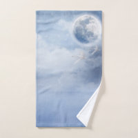 Magischer blauer Himmel mit flatternden Schwänen