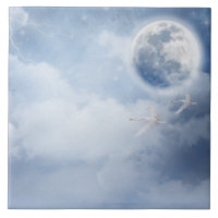 Magischer blauer Himmel mit flatternden Schwänen