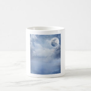 Magischer blauer Himmel mit flatternden Schwänen Kaffeetasse