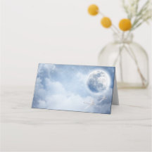 Magischer blauer Himmel mit flatternden Schwänen