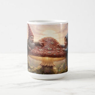 Magischer Gnom und Mädchen im Wald mit Pilz Kaffeetasse