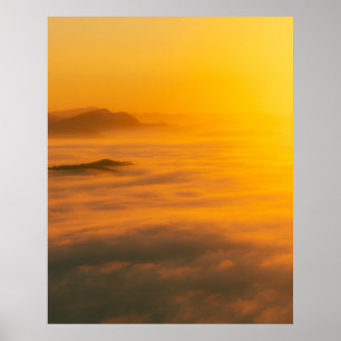 Magischer Herbstsonnenaufgang über Wolken Poster