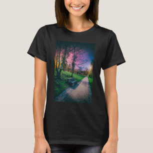 Magischer Nachthimmel in einem Park mit farbenfroh T-Shirt