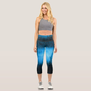Magischer Nebel in schneebedecktem Fichtenwald Capri Leggings