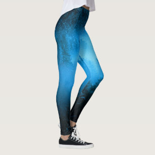Magischer Nebel in schneebedecktem Fichtenwald Leggings