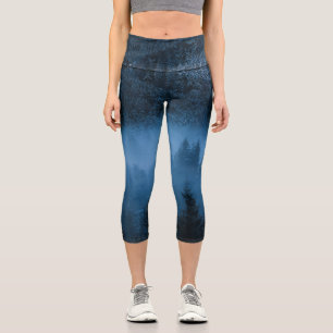 Magischer Nebel über schneebedeckten Fichtenwald Capri Leggings