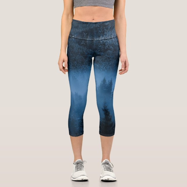 Magischer Nebel über schneebedeckten Fichtenwald Capri Leggings (Vorderseite)