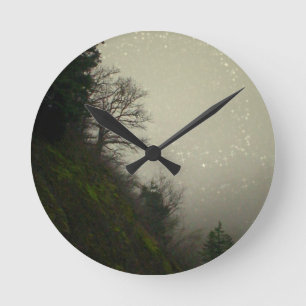 Magischer Nebelwaldhügel Runde Wanduhr