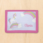 Magischer Regenbogen Einhorn Lila Personalisierte  Tri-fold Geldbeutel<br><div class="desc">Ein niedliches Einhorn-Portemonnaie mit Sternen und einem Regenbogen auf einem lila,  hellen Hintergrund. Personalisieren Sie mit ihrem Namen,  um ein lustiges Geschenk für ein kleines Mädchen zu machen.</div>