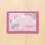 Magischer Regenbogen Einhorn Rosa Personalisierte  Tri-fold Geldbeutel<br><div class="desc">Ein niedliches Einhorn-Portemonnaie mit Sternen und einem Regenbogen auf einem hellrosa Hintergrund. Personalisieren Sie mit ihrem Namen,  um ein lustiges Geschenk für ein kleines Mädchen zu machen.</div>