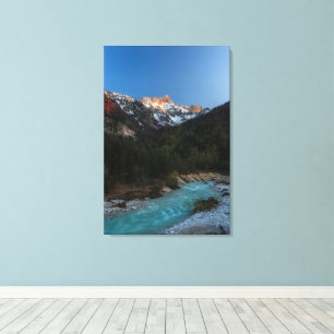 Magischer Sonnenuntergang über den Bergen und dem  Leinwanddruck