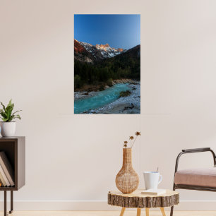 Magischer Sonnenuntergang über den Bergen und dem Poster
