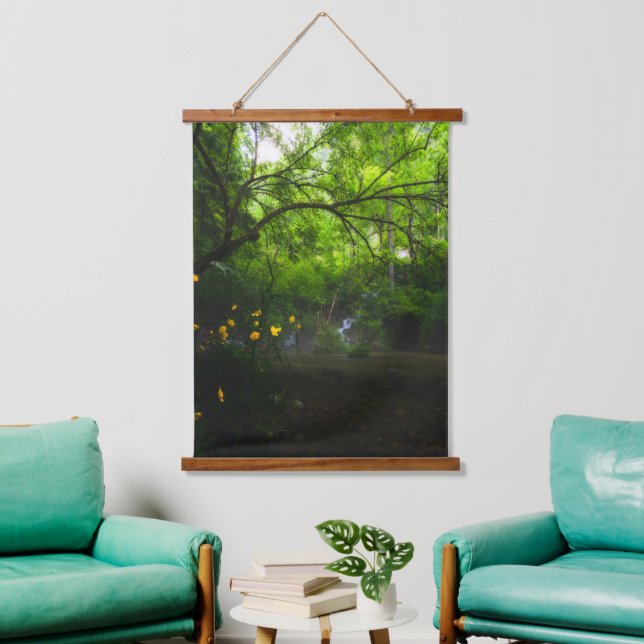 Magischer Wald mit gelben Blumen und Wasserfall Wandteppich Mit Holzrahmen (Wohnzimmer)