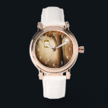 Magischer Wald mit Lichtern Armbanduhr<br><div class="desc">Eine Uhr mit einer skurrilen, bezaubernden Illustration in Braun- und Gelbtönen. Ein magischer mystischer Wald mit einem großen Baum, der eine alte Laterne hält. Luftlichter tanzen überall herum. Ein bezauberndes, wunderbares Design.</div>