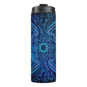 Magisches blaues Paisley auf schwarzem Hintergrund Thermosbecher