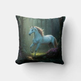 Magisches Einhorn im verzauberten Wald Kissen