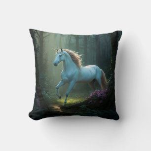 Magisches Einhorn im verzauberten Wald Kissen