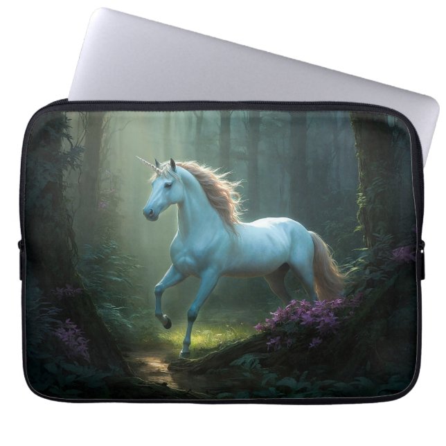 Magisches Einhorn im verzauberten Wald Laptopschutzhülle (Vorderseite)
