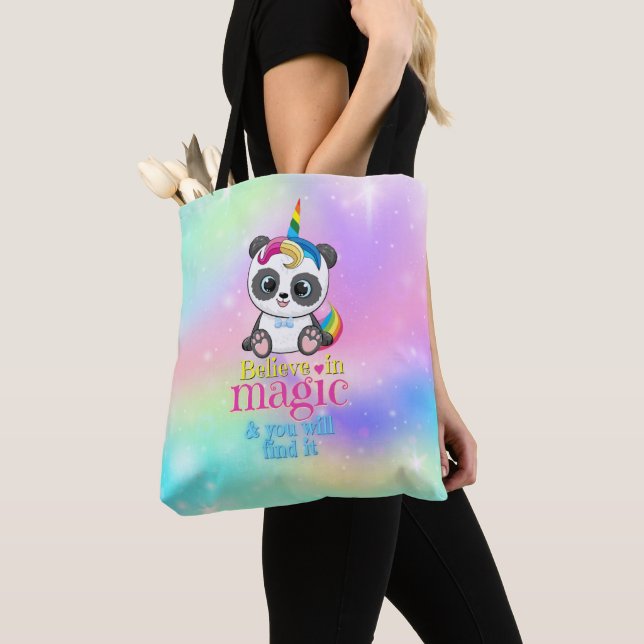 Magisches Einhorn-Panda auf Regenbogenuntergrund (Von Nahem)