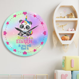 Magisches Einhorn-Panda auf Regenbogenuntergrund Große Wanduhr
