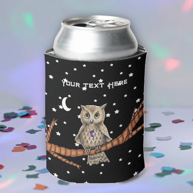 Magisches Owl auf den Lila Kristallmauern Dosenkühler (Magical owl purple crystal in tree black night sky with moon and stars on drink can cooler.)