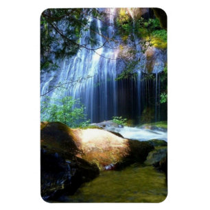 Magnet des surrealen Wasserfalls im Wald