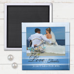 Magnet für blaugestreiftes nautisches Hochzeitssem<br><div class="desc">Elegante Hochzeit Dankeschön Foto Magnet,  mit Ihrem eigenen Lieblings-Hochzeit-Foto gerahmt durch ein gemalt blau gestreiften ton sur ton Design mit einem silbernen Futter. Schön für eine blaue thematische Hochzeit oder nautische Hochzeit und anpassbar als Save the Date Magnet.</div>