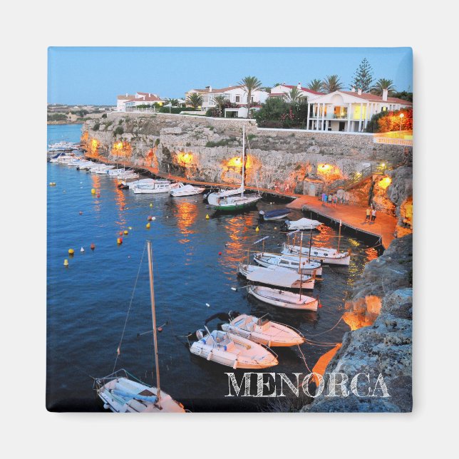 magnet ist Hafen von Castell in Menorca (Vorne)