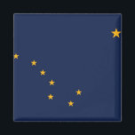 Magnet mit Flagge des Staat Alaska - USA<br><div class="desc">Feiern Sie Alaskan Stolz mit unserem exklusiven Magneten mit der Flagge von Alaska! Der Magnet ist mehr als nur ein dekorativer Gegenstand, er ist eine Hommage an das Alaskanische Erbe und den kulturellen Stolz. Das Design zeigt das ikonische Big Dipper- und North Star-Emblem auf tiefblauem Hintergrund und spiegelt Alaskas reiche...</div>