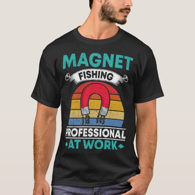 Magnetfischer Profi bei der Arbeit T-Shirt (Vorderseite)