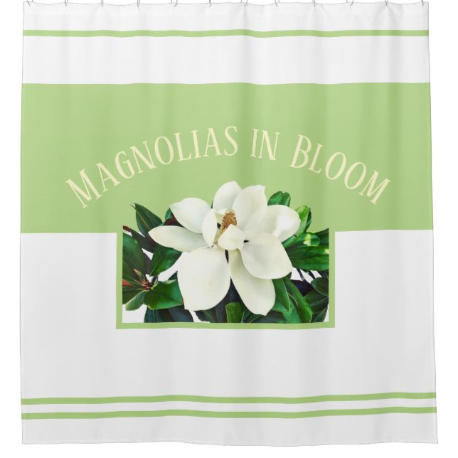 Magnolia Bloom | Grüner und weißer Duschvorhang (Vorderseite)